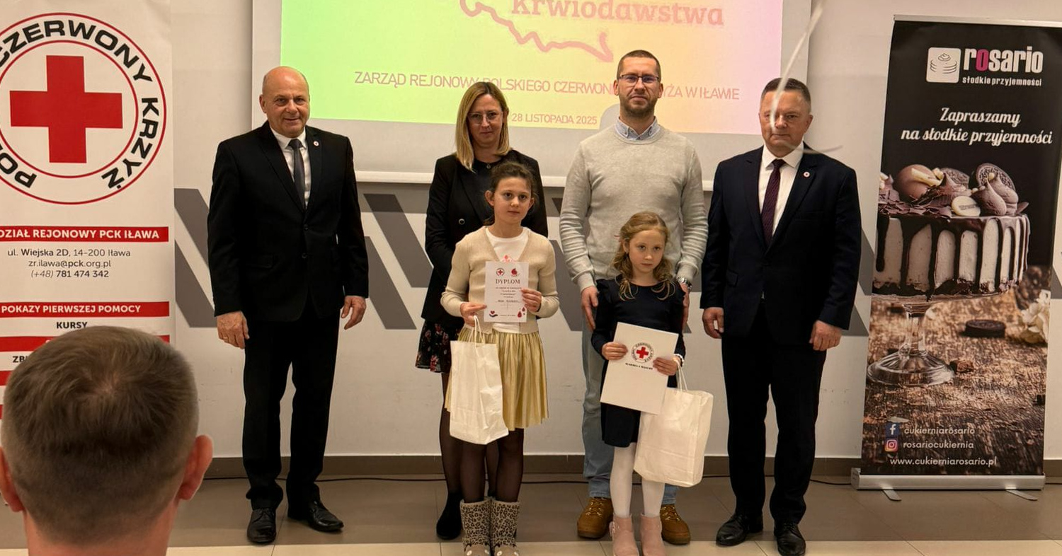 Uczennice klasy II b na gali PCK