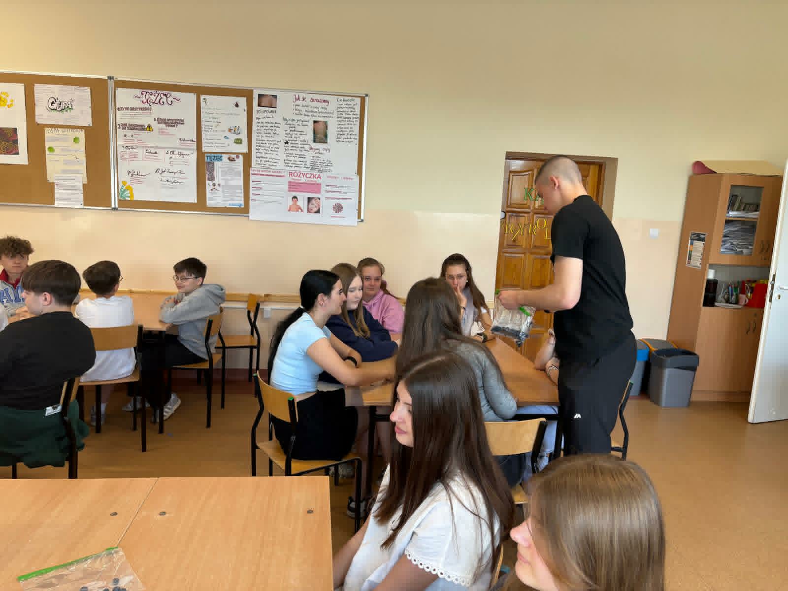 Nasi Absolwenci na lekcji biologii